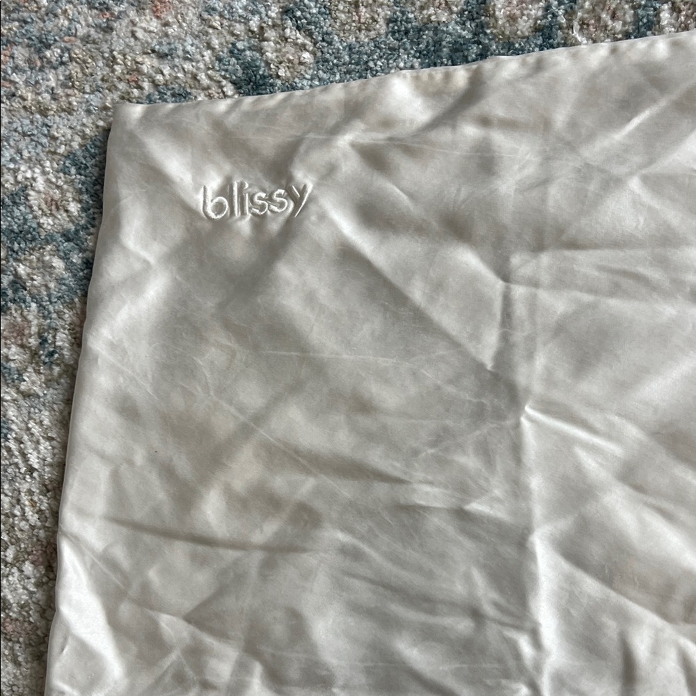 Blissy Elegant Silk Pillowcase in Cream
